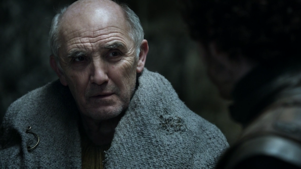 game-of-thrones-1x08-the-pointy-end-maester-luwin-cap